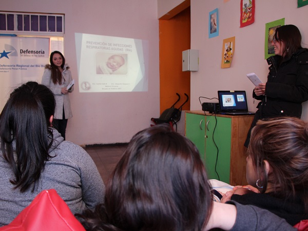 Siete madres con sus hijos y dos embarazadas participaron en el encuentro con defensoras y m&eacute;dicos. 