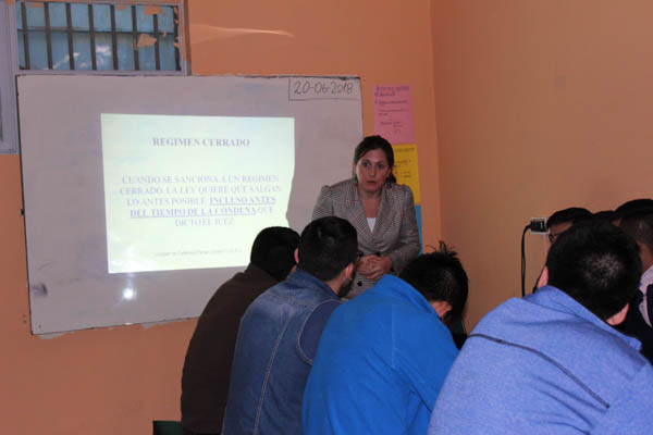 La abogada especializada explic&oacute; a educadores e internos las caracter&iacute;sticas del proceso penal.