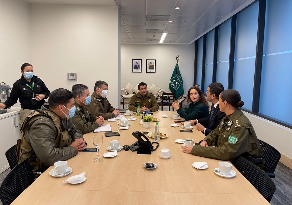 La Defensora Regional Metropolitana Norte, Daniela B&aacute;ez, en mesa de trabajo con el jefe de la Prefectura Santiago Central, coronel Gilberto Garay.