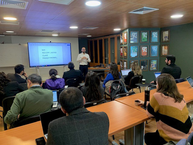 El taller dur&oacute; tres d&iacute;as e incluy&oacute; jornadas en la Defensor&iacute;a Nacional y visitas a otras instituciones. En la imagen, Ezequiel Mercurio exponiendo.