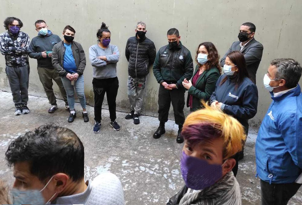 Despu&eacute;s de meses de restricciones, las Defensoras Regionales Daniela B&aacute;ez y Loreto Flores pudieron dialogar con internos LGTBI de Santiago 1.