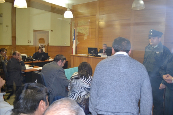 Los defensores p&uacute;blicos Lucy Catal&aacute;n y Jaime L&oacute;pez durante la audiencia de control y formalizaci&oacute;n de los seis comuneros mapuche.