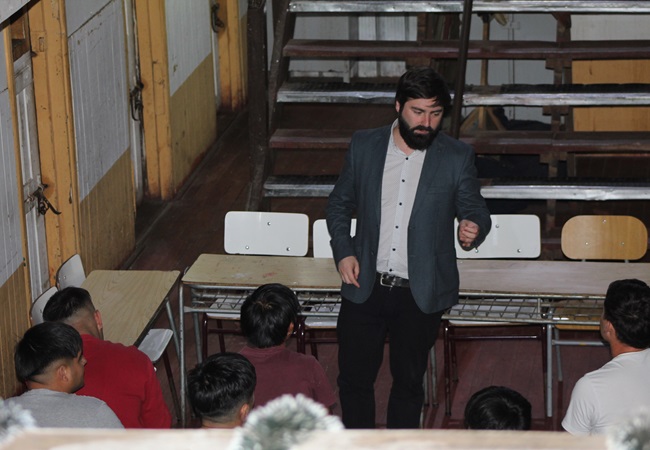 El jefe de Estudios de la Defensor&iacute;a Regional de &Ntilde;uble, Humberto Serri, dialogando con imputados privados de libertad.