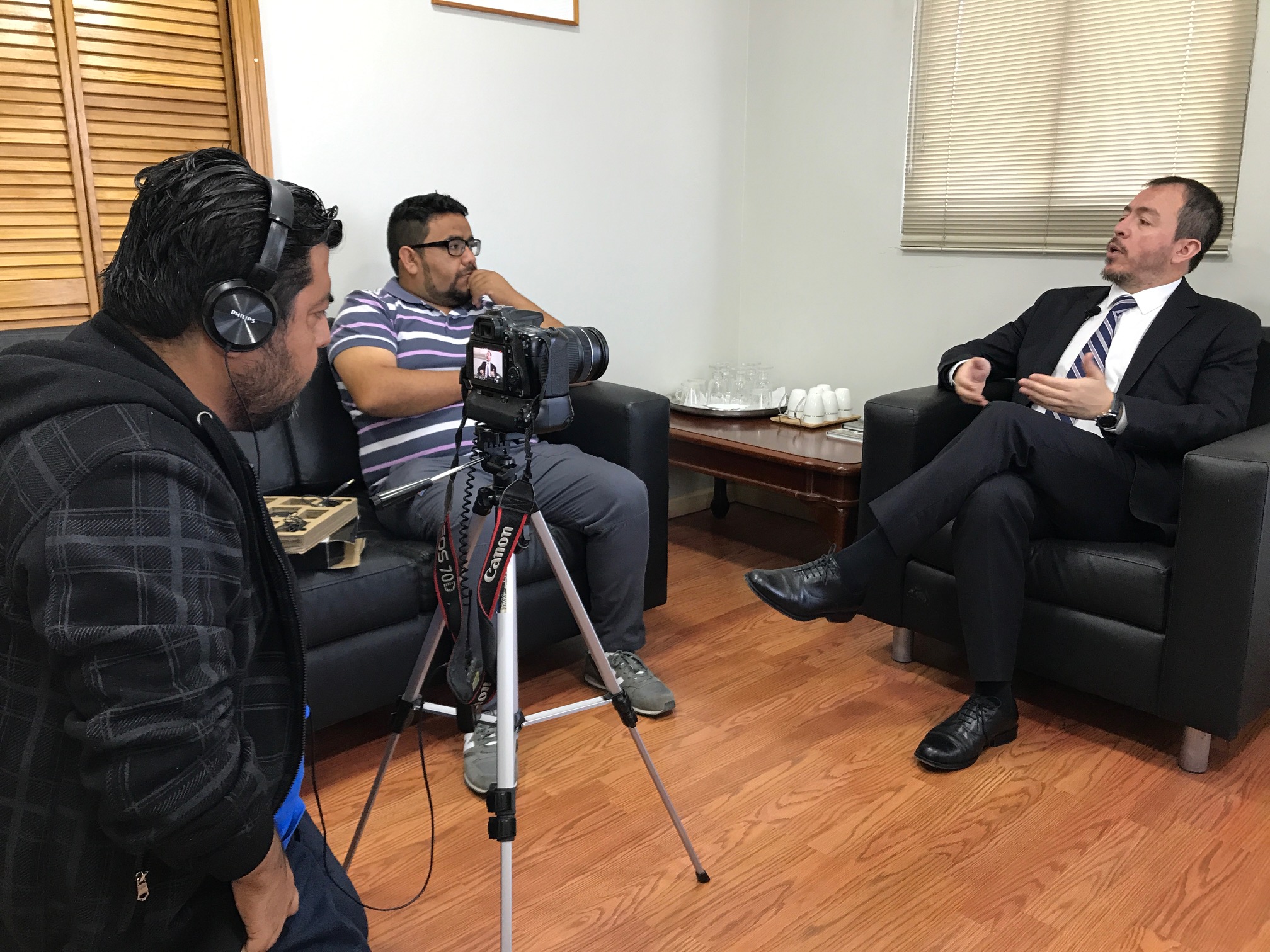 El periodista arique&ntilde;o Andr&eacute;s Bravo entrevist&oacute; al Defensor Regional, Claudio G&aacute;lvez, para las c&aacute;psulas audiovisuales.