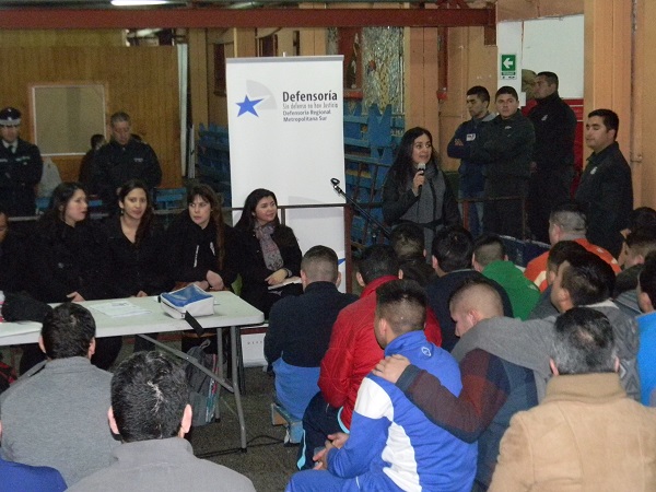 La coordinadora regional de Defensa Penitenciaria Sandra Haro, explic&oacute; a los casi 100 internos labor institucional a los internos.