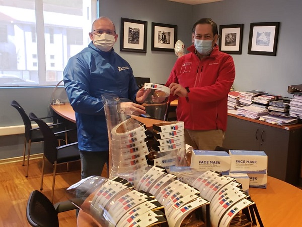 La entrega de las mascarillas y protectores faciales se concret&oacute; en las oficinas de la Defensor&iacute;a Regional del Biob&iacute;o.