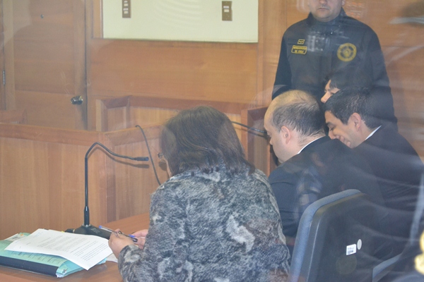 En audiencia de cautela de garant&iacute;a los defensores: Mario Quezada, Mar&iacute;a del Rosario Salamanca y Marcelo Pizarro junto al machi Celestino C&oacute;rdova