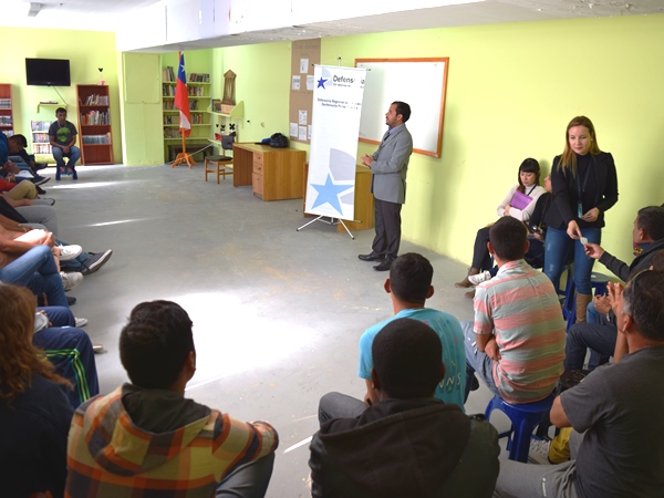 El grupo de internos del m&oacute;dulo terap&eacute;utico del penal de Alto Hospicio, en pleno di&aacute;logo participativo.