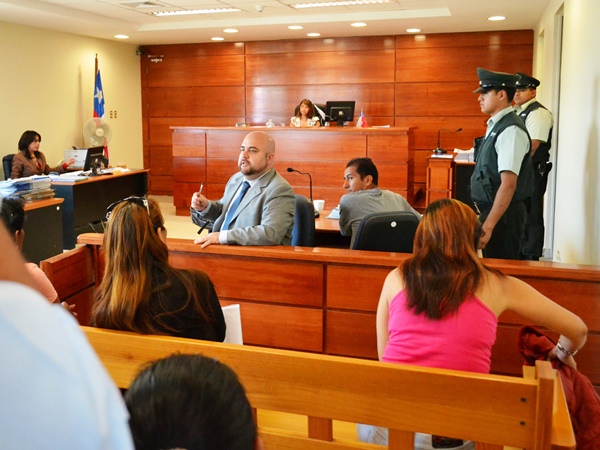Imagen de la audiencia en que la jueza de garant&iacute;a de Arica, Sara Pizarro, anul&oacute; la prisi&oacute;n preventiva tras petici&oacute;n de la defensa penal p&uacute;blica.