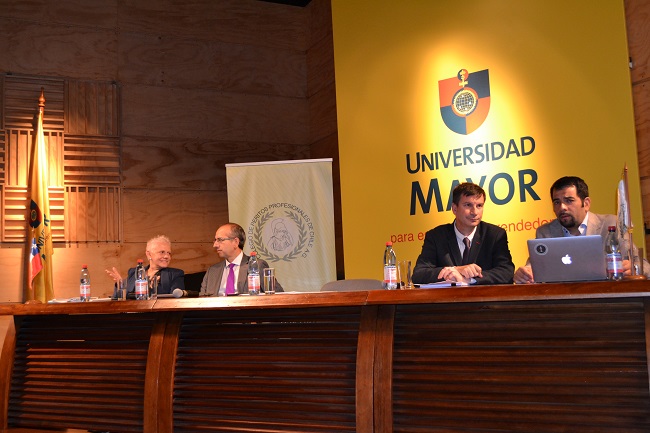 El Defensor Regional de La Araucan&iacute;a junto a los dem&aacute;s expositores del seminario "Una visi&oacute;n desde el peritaje".