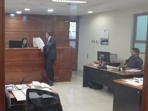 (Imagen de archivo) El defensor local jefe de Arica, Sergio Zenteno, en una audiencia anterior.