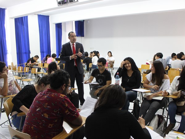 Sergio Zenteno, jefe de Estudios de la Defensor&iacute;a Regional de  Arica y Parinacota junto a un grupo de alumnos de derecho.