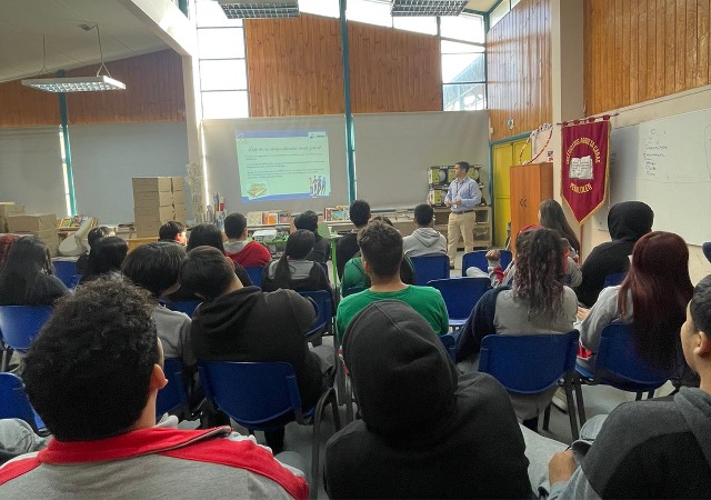 El defensor penal juvenil Joaqu&iacute;n M&uuml;ller explic&oacute; a las estudiantes los derechos que les asisten.