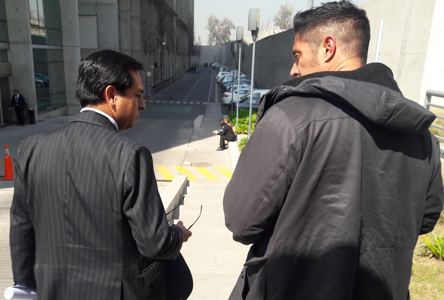 El defensor p&uacute;blico C&eacute;sar Contreras y Patricio Laguna ingresando al Centro de Justicia de Santiago.