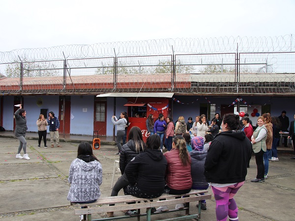 Las mujeres disfrutaron y participaron activamente de la tarde recreativo-informativa organizada por la Defensor&iacute;a Regional del Biob&iacute;o y la UdeC.