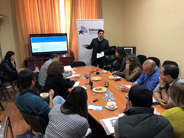 Rodrigo  Jaque Inostroza, asesor jur&iacute;dico (S) de la Defensor&iacute;a Regional del Maule, durante su exposici&oacute;n ante funcionarios p&uacute;blicos.