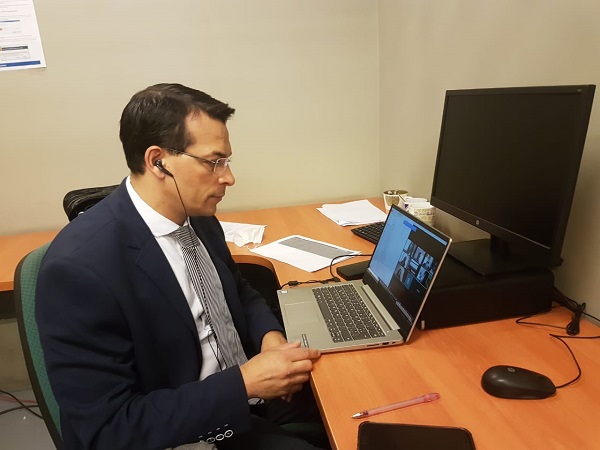 El defensor p&uacute;blico Guillermo Mendoza en entrevista por videoconferencia con el tribunal de garant&iacute;a. 