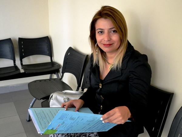 La defensora penal p&uacute;blica B&aacute;rbara Chand&iacute;a, a la salida de la segunda sala del Tribunal de Garant&iacute;a de Iquique.