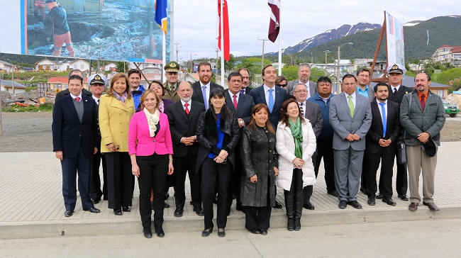 Foto oficial de la comitiva de autoridades que visit&oacute; Puerto Williams.