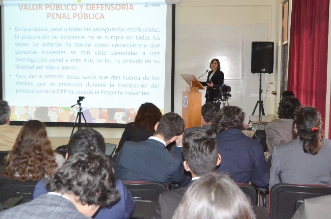 Alrededor de un centenar de personas asistieron a la exposici&oacute;n de la Defensora Regional de Coquimbo.