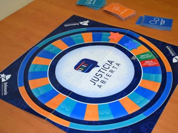 El 'juego del lenguaje claro' se desarroll&oacute; en tres versiones. En la imagen el juego de mesa, con tablero, cartas y dados.