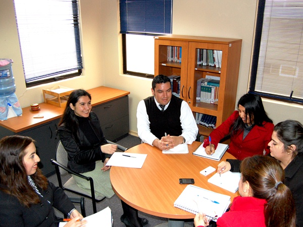 Mar&iacute;a Paz Mart&iacute;nez (segunda de izquierda a derecha) encabez&oacute; su primera reuni&oacute;n con su equipo de profesionales y administrativos.