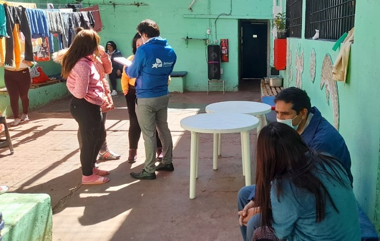 El Defensor Reginal, el defensor local jefe de Calama y el asesor jur&iacute;dico regional se reunieron con las mujeres internas en el CDP de Calama.