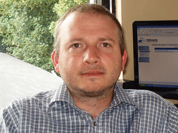 Fernando Acu&ntilde;a, Defensor Regional de Ays&eacute;n.