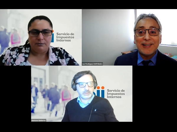 La exposici&oacute;n estuvo a cargo de Fabiola Ruiz, del Departamento de Asistencia, y Gustavo Guti&eacute;rrez, abogado del Departamento Jur&iacute;dico del SII.