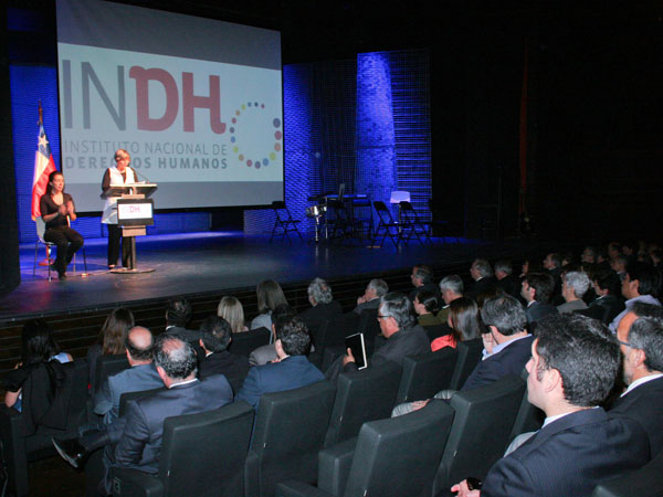 La directora del INDH, Lorena Fr&iacute;es, durante la presentaci&oacute;n del informe "Situaci&oacute;n de los Derechos Humanos en Chile".