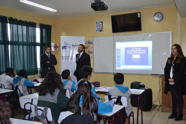 Luis Acu&ntilde;a y Mar&iacute;a Paz Sandoval, ambos profesionales de la Unidad de Defensa Penal Juvenil de La Araucan&iacute;a.