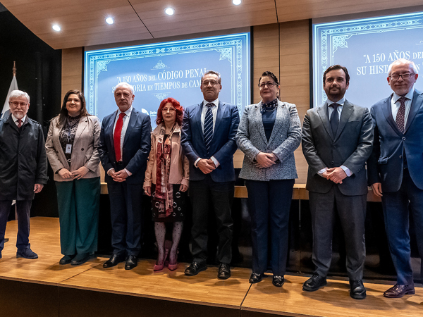 Los expositores e invitados especiales posaron para la foto oficial del encuentro conmemorativo.