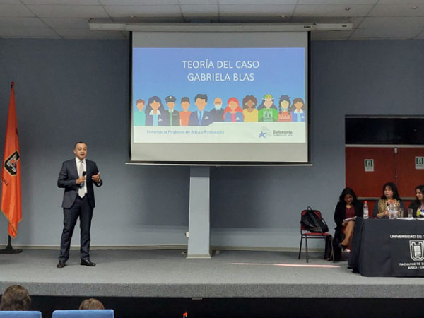 El Defensor Regional de Arica y Parinacota durante su exposici&oacute;n en el seminario.