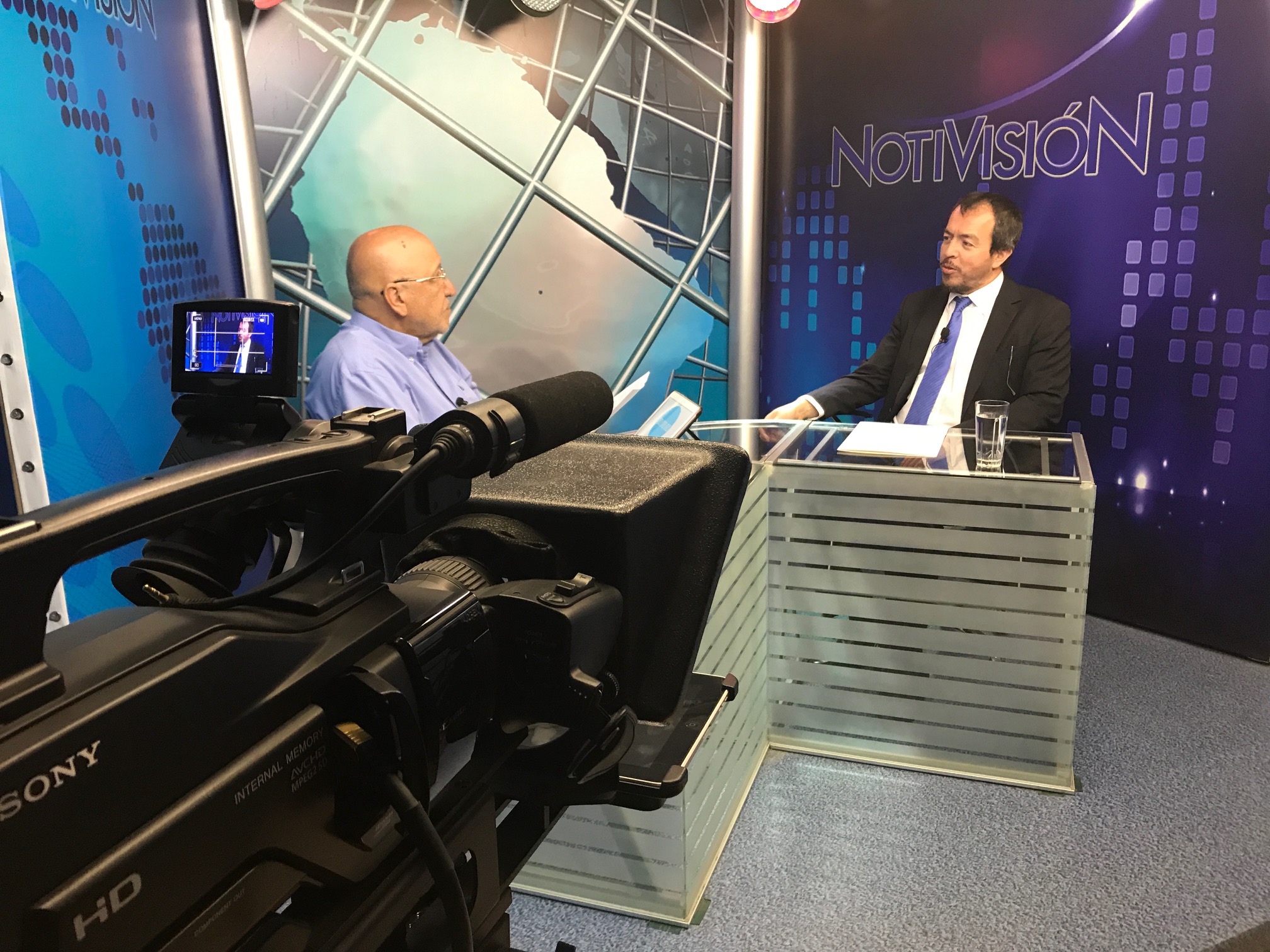 El Defensor Regional, Claudio G&aacute;lvez, junto al conductor del noticiero, Enrique Gon&ccedil;alves, en el canal "Morrovisi&oacute;n".