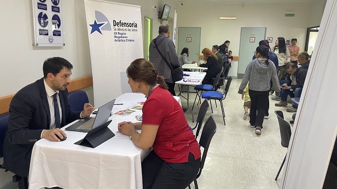 El alumno en pr&aacute;ctica de derecho atendi&oacute; consultas del p&uacute;blico en el m&oacute;dulo de la Defensor&iacute;a.