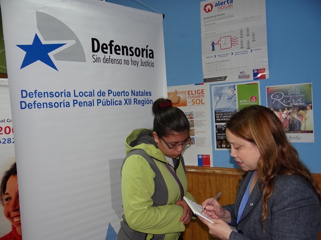 Sindia Barr&iacute;a, asistente administrativa de la Defensor&iacute;a Local de Puerto Natales, recoge consultas de una usuaria.