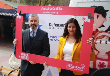 El Defensor Regional de Atacama, Ra&uacute;l Palma, junto a la asistente social Yesenia Cort&eacute;s.