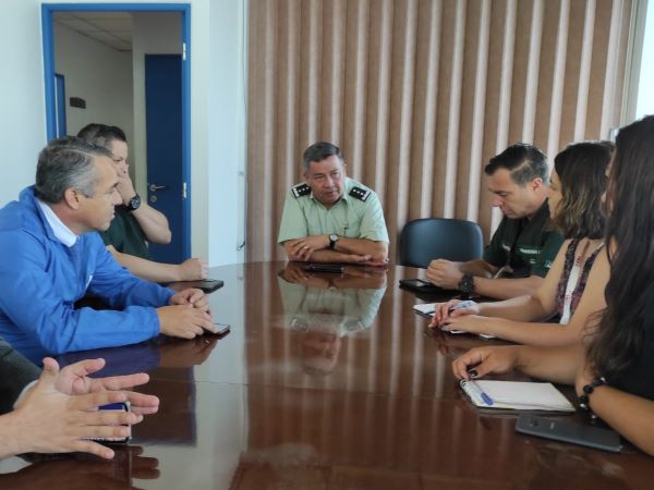 Autoridades metropolitanas de Gendarmer&iacute;a y la Defensoria sostuvieron un encuentro informativo.