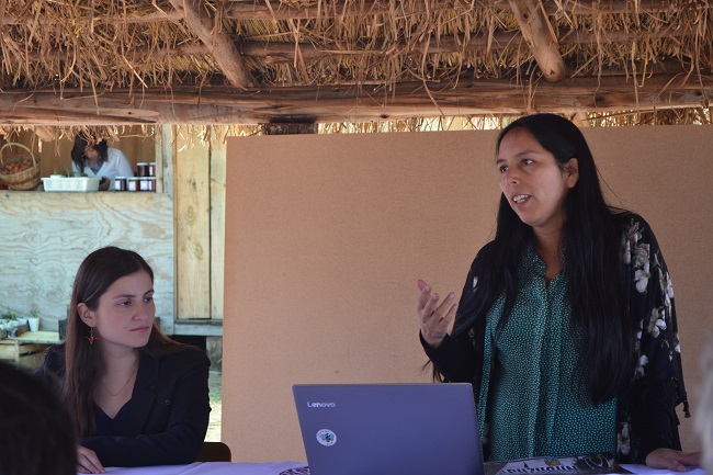 La defensora p&uacute;blica Vania Parodi y la facilitadora intercultural Rosa Huenchumilla conversaron con los comuneros en Victoria.