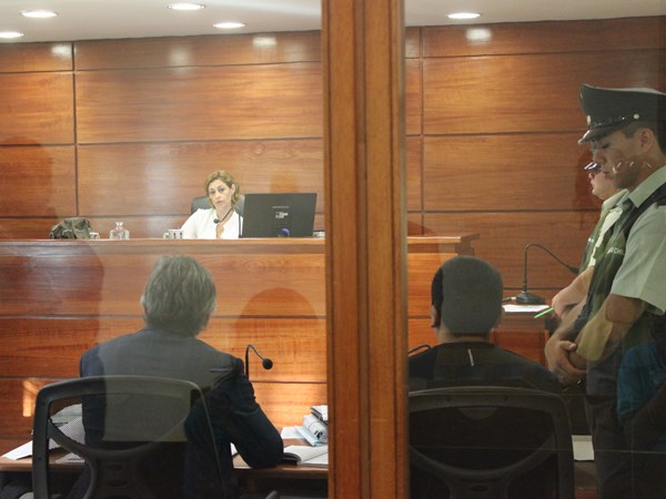 El defensor p&uacute;blico Ra&uacute;l Gil y el imutado Juan Carlos Quispe en la audiencia de revisi&oacute;n de prisi&oacute;n preventiva realizada ayer en Arica.