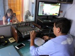 La facilitadora intercultural, In&eacute;s Flores Huanca, junto a Rodrigo Chamber, presentador de programa de entrevistas de Radio Andina.
