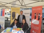 El Defensor Regional de Valpara&iacute;so, Claudio P&eacute;rez con Paloma Acu&ntilde;a (izquierda) y Carol Gonz&aacute;lez, durante la actividad de difusi&oacute;n.