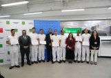 Los internos certificados junto a las autoridades que participaron en la ceremonia de entrega de diploma.