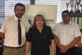 El jefe de estudios (s), Boris Hrzic y su asistente, Cristian Villalobos reciben las agradecimientos de la se&ntilde;ora, Elba Mercado.