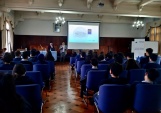 El defensor penal adolescente, Cristi&aacute;n Esquivel, en el auditorio con 70 alumnos del Colegio SSCC Alameda.