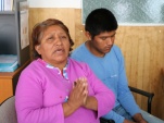 Julia Huanca Quispe (57) junto a su hijo Gianmarco Nina Huanca (18), imploran inocencia y declaran ser familiares de la beb&eacute; que sacaban del pa&iacute;s.
