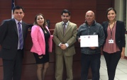 El egresado del Tribunal de Tratamiento de Drogas junto a todos los intervinientes en su causa.