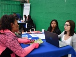 La defensora Carolina Lagos (derecha) y la Facilitadora Intercultural Ayde&eacute; L&oacute;pez.