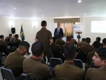 El Jefe de Estudios, Sergio Zenteno, junto a futuros carabineros de la Escuela de Formaci&oacute;n de Arica.