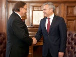 El Defensor Nacional, Georgy Schubert (derecha) visit&oacute; al presidente de la Corte Suprema, con quien sostuvo un ameno encuentro.